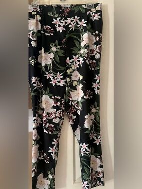 Cynthia Rowley Floral Printed Black pants. Medium.